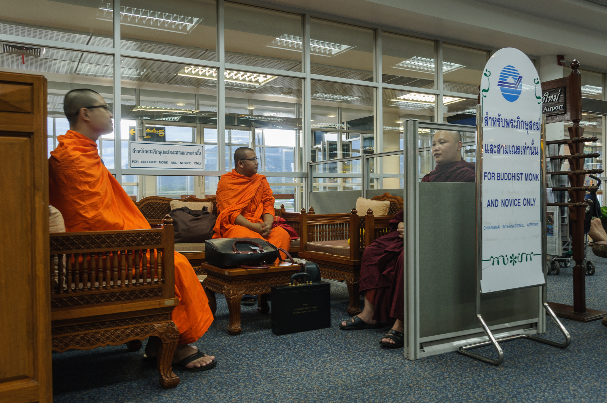Peste 20 de călugări budiști, opriți și arestați pe un aeroport din Sri Lanka după ce s-a descoperit ce ascunseseră în bagaje