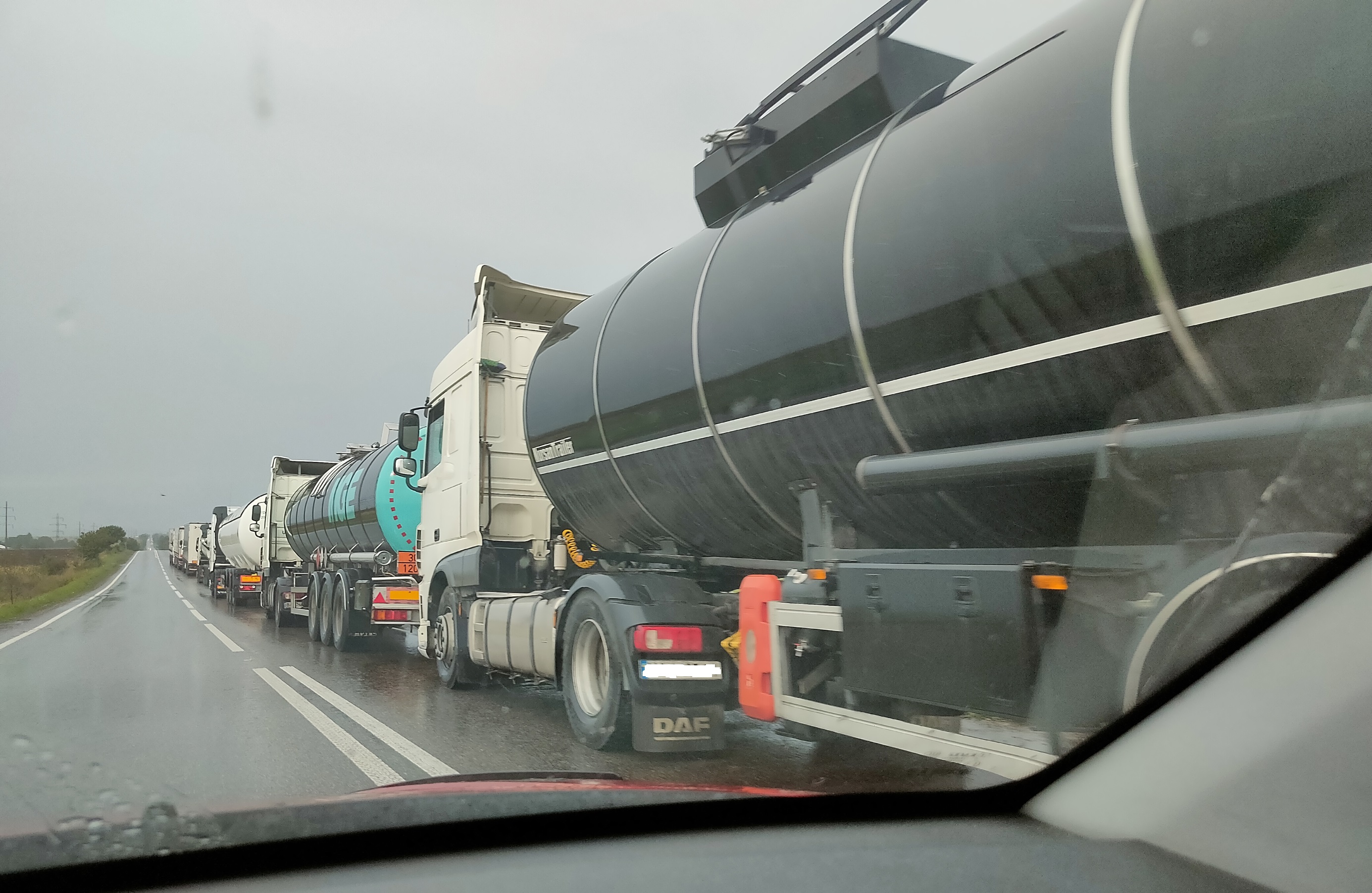 Coadă de kilometri de autocisterne la poarta celei mai mari rafinării din România. Ce spun șoferii