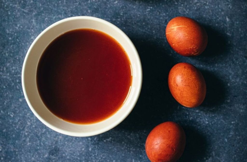 Ouă de Paște vopsite natural