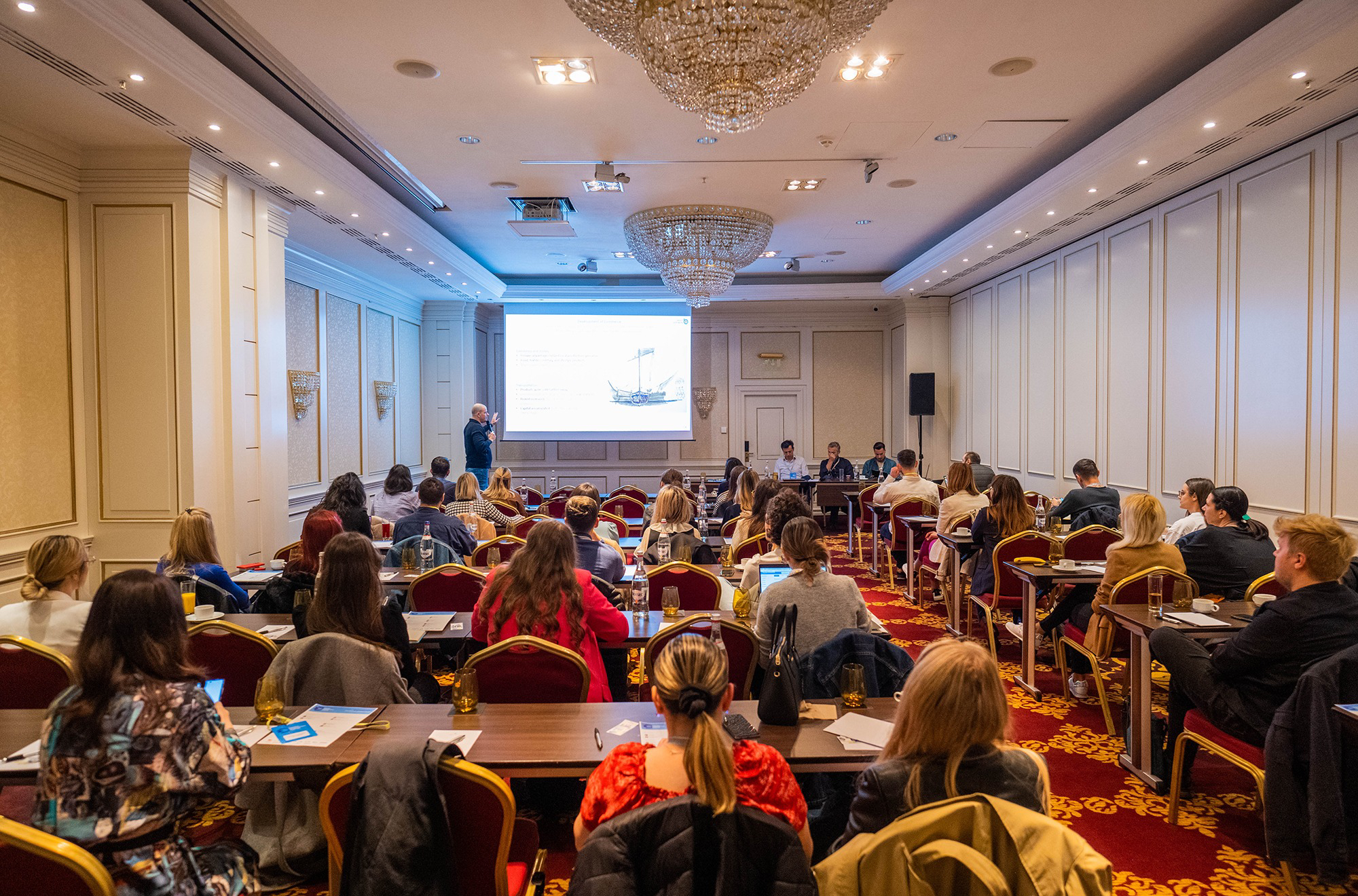 Digital Marketing Forum 2026 prezintă două masterclassuri intensive dedicate AI și Performance Marketing