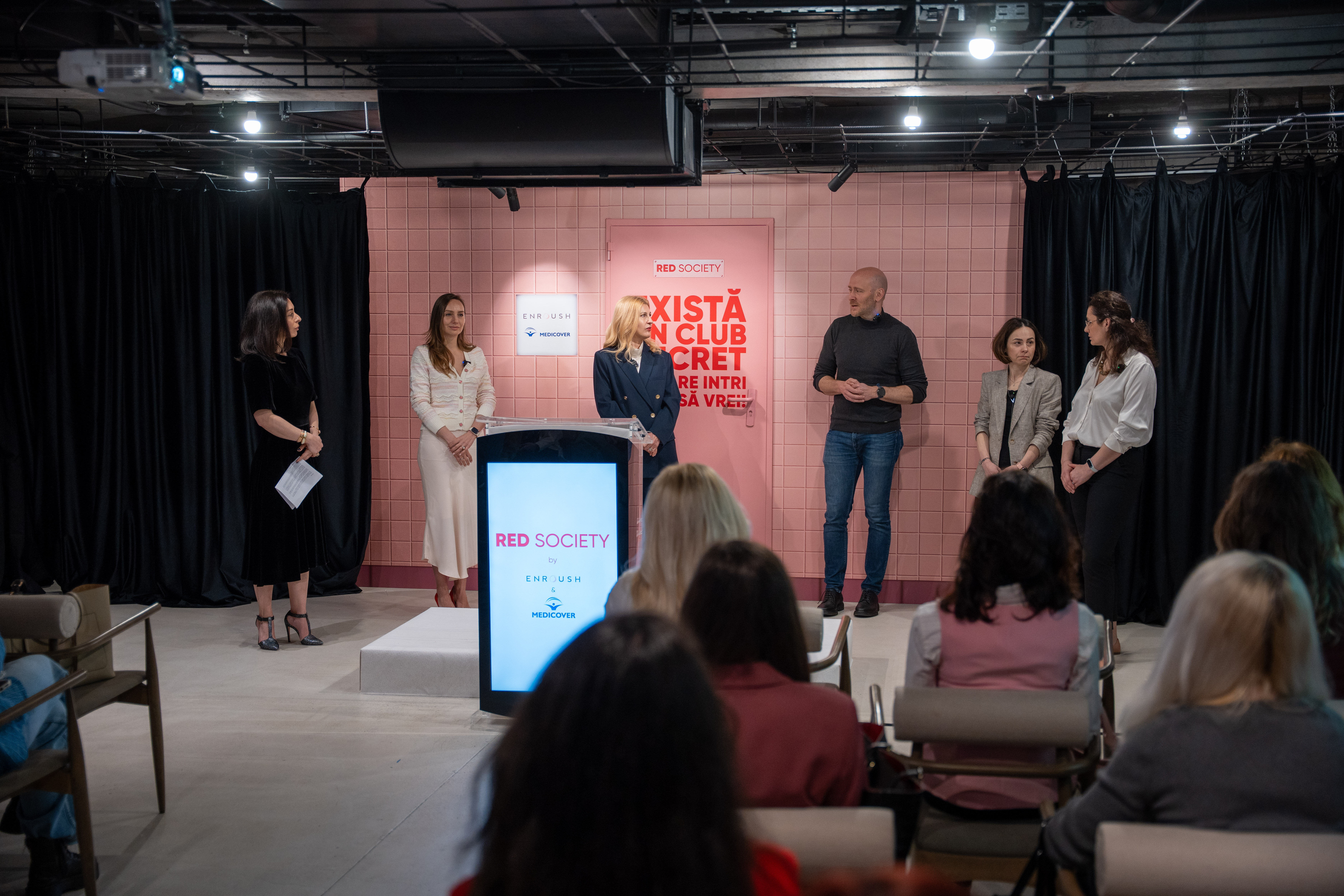 S-a lansat RED Society, primul program din România care oferă elevelor și studentelor produse menstruale și consultații ginecologice