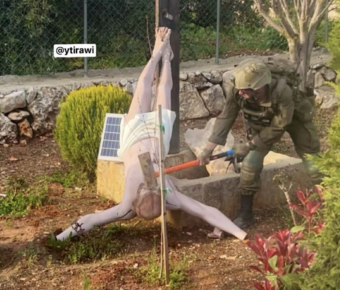 O fotografie cu un soldat israelian lovind o statuie a lui Iisus cu barosul e condamnată de Armată
