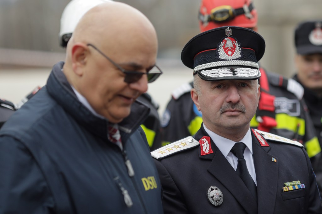 Raed Arafat (stânga) și generalul Dan-Paul Iamandi, care a condus timp de opt ani Inspectoratul General pentru Situații de Urgenșță (dreapta) Foto: Inquam Photos / George Călin