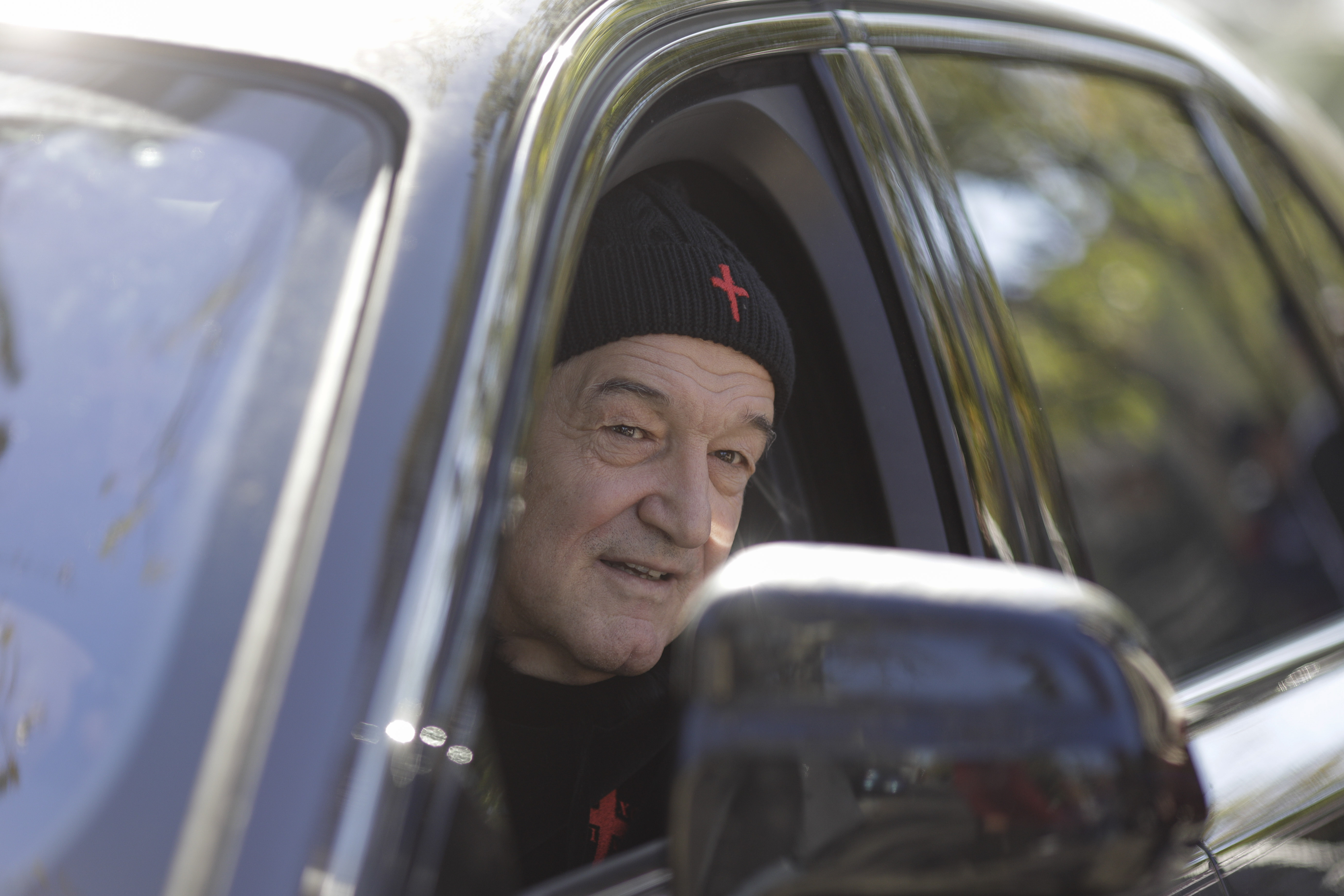 Photo: hotnews.ro Gigi Becali, după ce a fost lăsat din nou fără permis pentru viteză: „Nu era nimeni pe stradă”. Cu cât conducea pe Şoseaua
