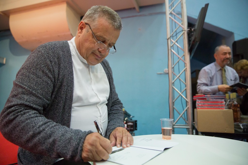 Mircea Dinescu, la lansarea volumului „Colierul din bomboane de colivă”, mai 2017 Foto: Inquam Photos / Bogdan Buda