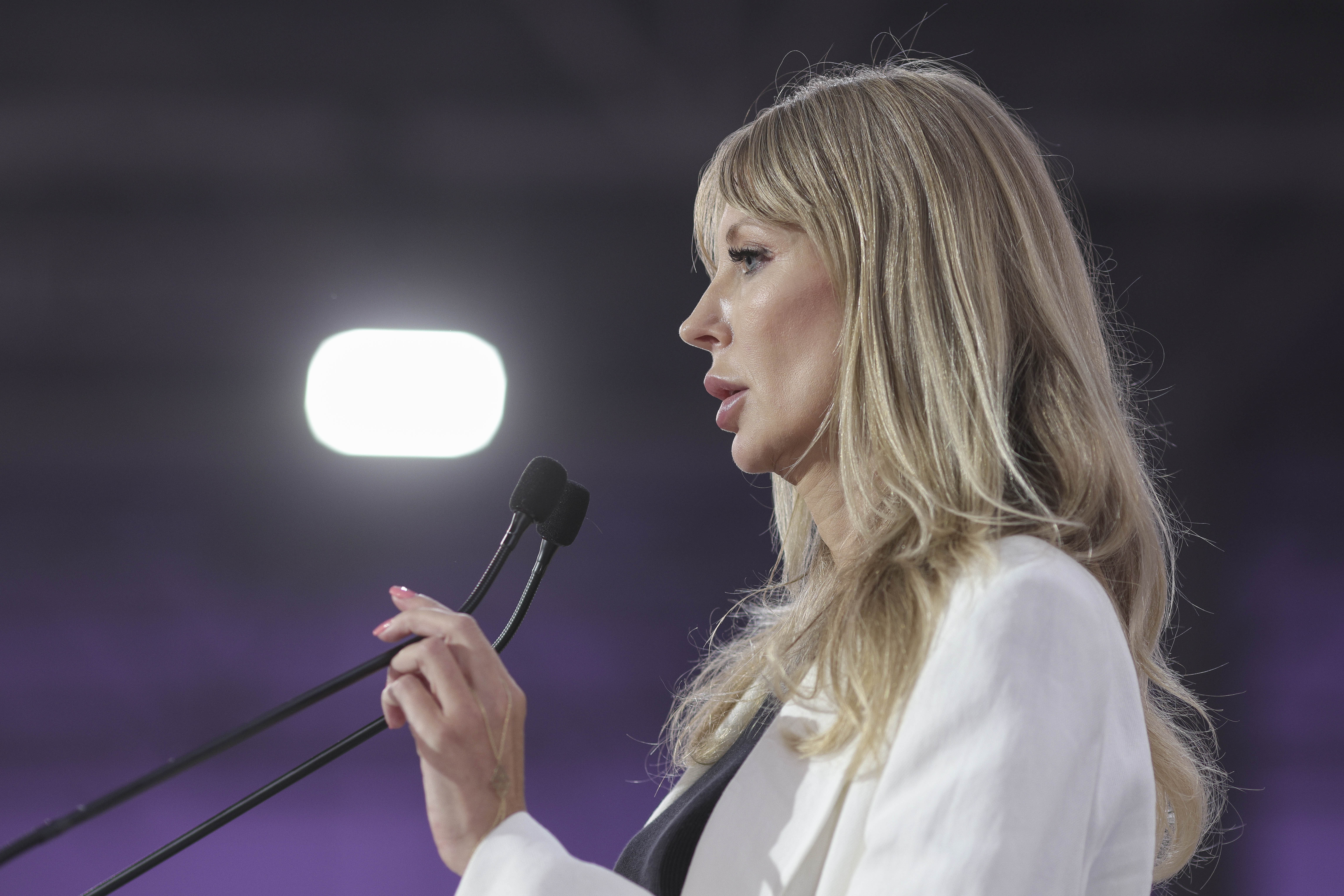 Somată să-și dea demisia din Senat „până nu oxidează principiile”, Victoria Stoiciu vine cu o replică: „Au rămas doar cu sigla”