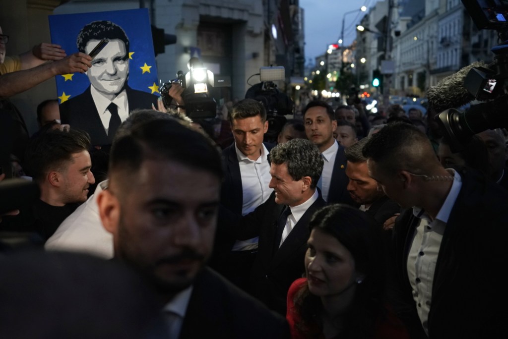 Nicușor Dan vorbește cu susținătorii săi din Parcul Cișmigiu, București, după afișarea rezultatelor exit-poll, 18 mai 2025. Inquam Photos / Tudor Pană