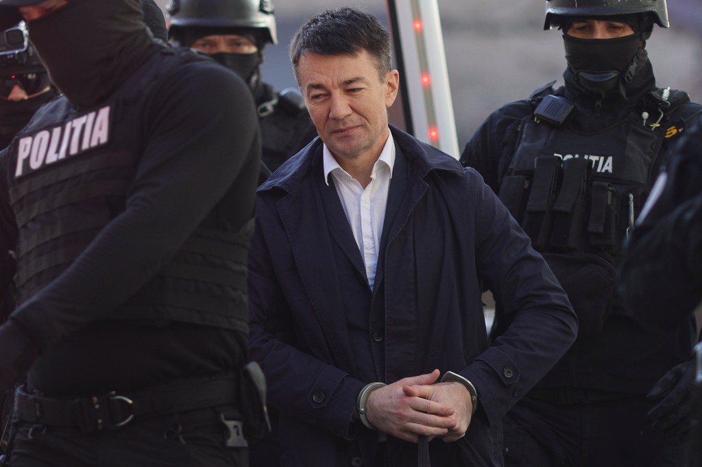 Alexandru Bălan, fost director al Serviciului de Informatii si Securitate (SIS) din Moldova, este condus spre malina care îl va transporta la granița cu Moldova, în Bucuresti, 24 aprilie 2026 | Foto: Inquam Photos / Octav Ganea