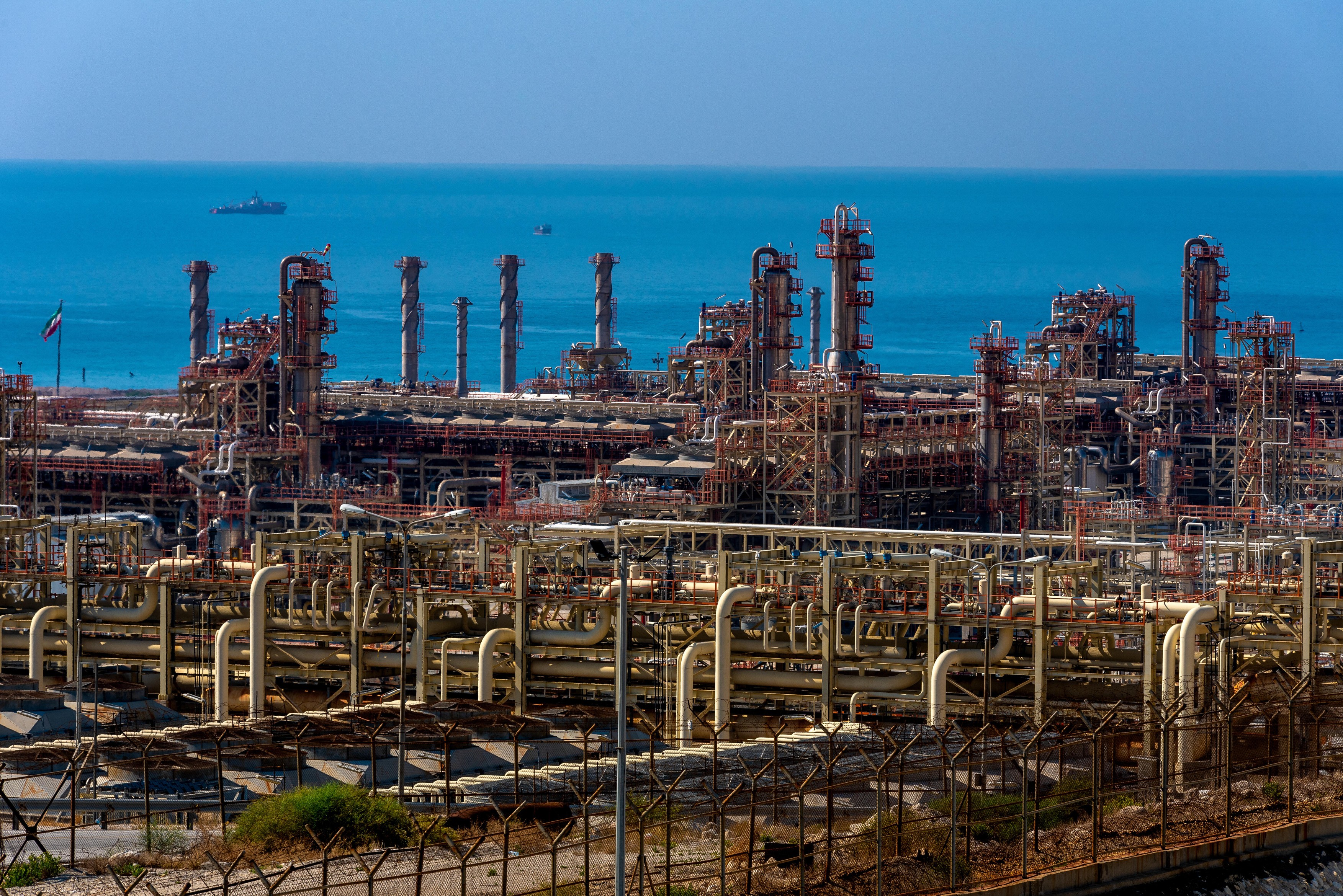 Israelul a atacat cel mai mare complex petrochimic din Iran: „Asigură jumătate din producție”