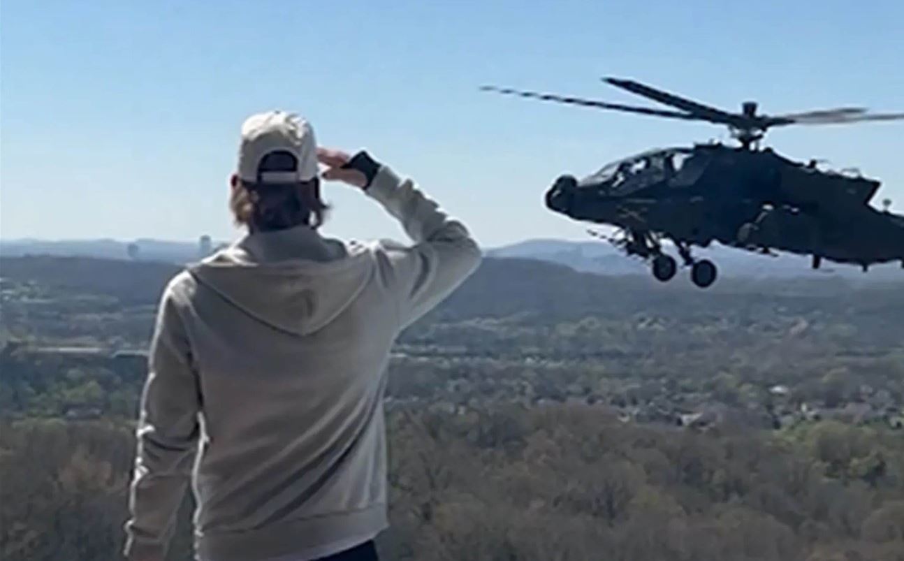 VIDEO Nicio pedeapsă pentru piloții care s-au dus cu elicoptere de luptă la casa cântărețului Kid Rock: „Continuați, patrioți”