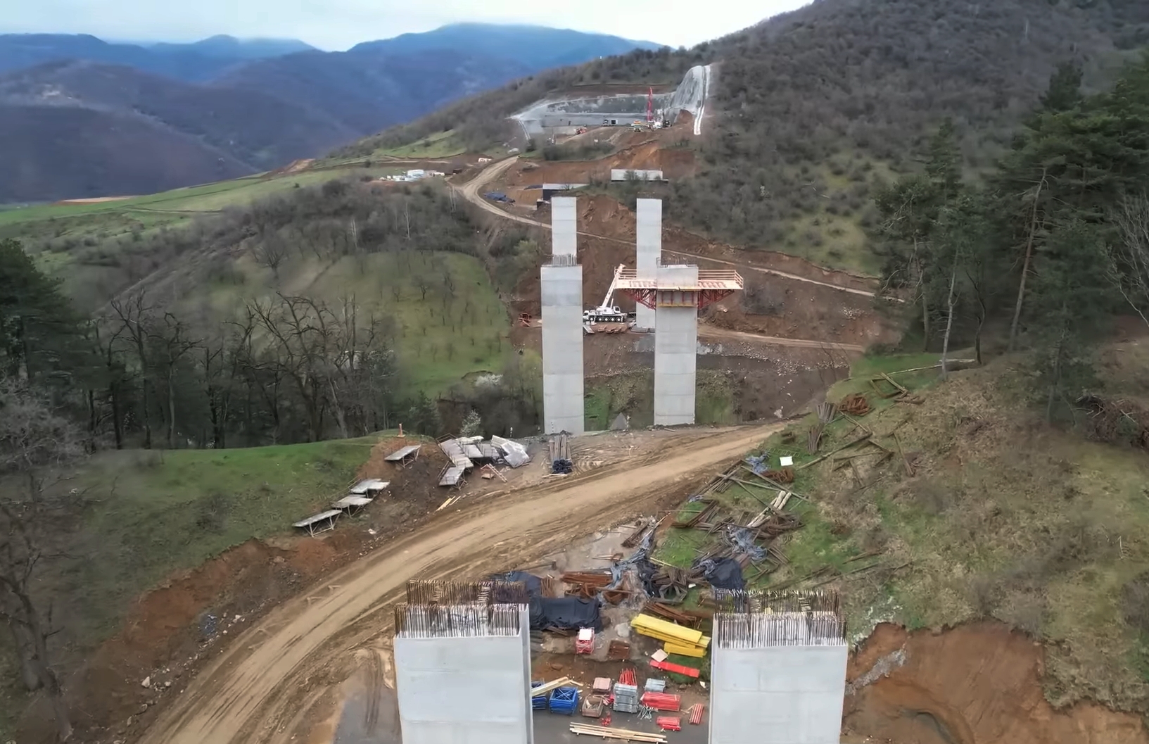 VIDEO Un nou tunel de autostradă: A început forarea  pe primul tunel care intră în Valea Oltului