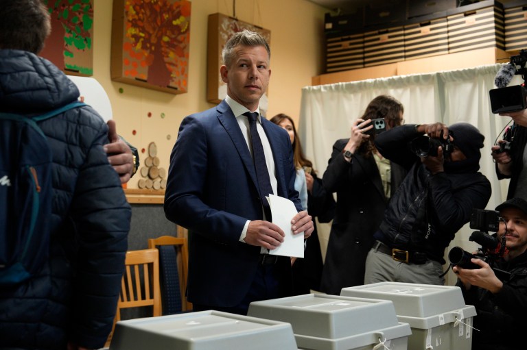 Peter Magyar, omul care încearcă să pună capăt regimului Viktor Orban, a votat la o secție din Budapesta Foto: Profimedia