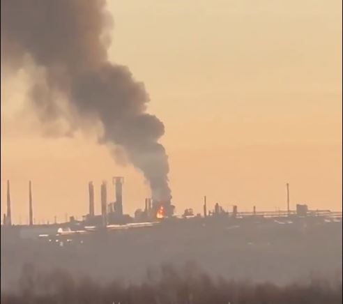 VIDEO Rafinărie din Rusia aflată la 1300 kilometri de granița cu Ucraina, în flăcări după un atac cu drone