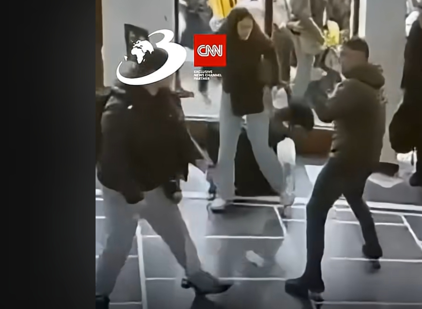 VIDEO. Bătaie ca în filme pe Aeroportul Băneasa. Începuseră scandalul încă din avion