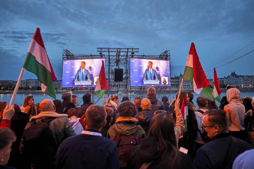 Susținători ai lui Peter Magyar urmăresc discursul acestuia pe ecrane uriașe montante în centrul Budapestei Foto: Profimedia