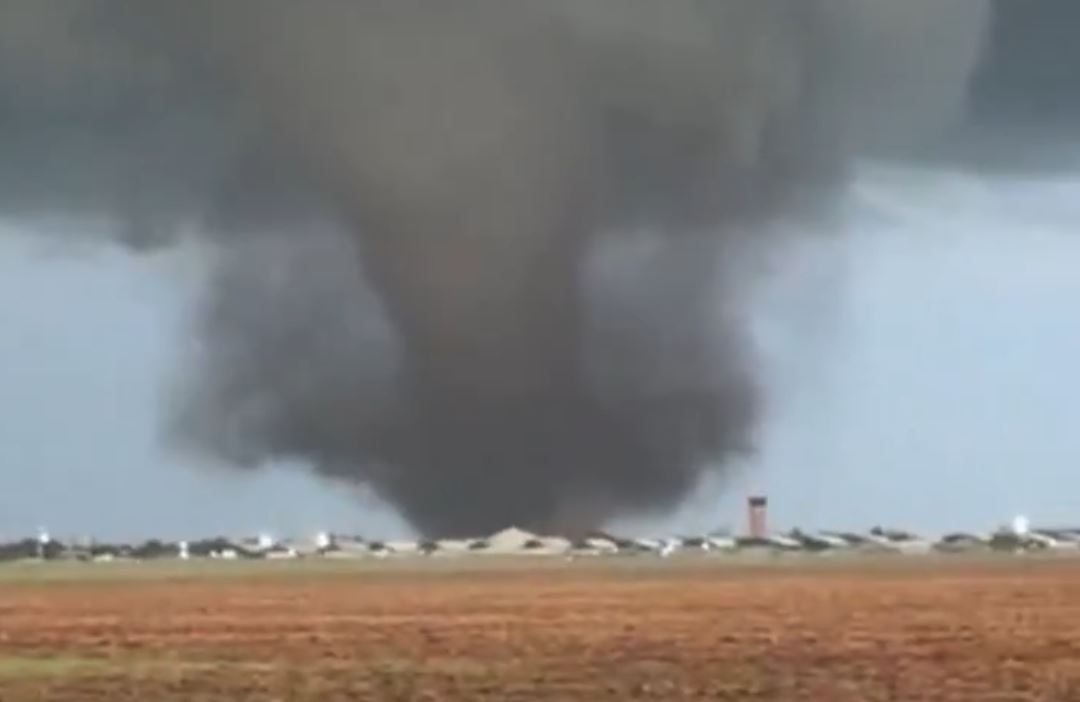 O tornadă „deosebit de periculoasă” a lovit o bază aeriană și un oraș din SUA. Primul bilanț al victimelor