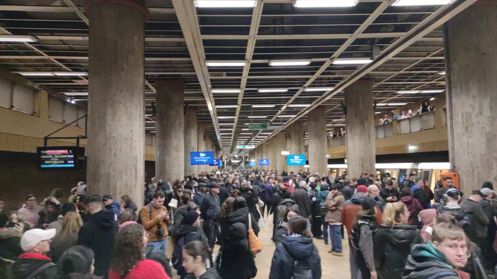 FOTO Aglomerație la metrou. Circulația trenurilor a fost perturbată după o urgență medicală