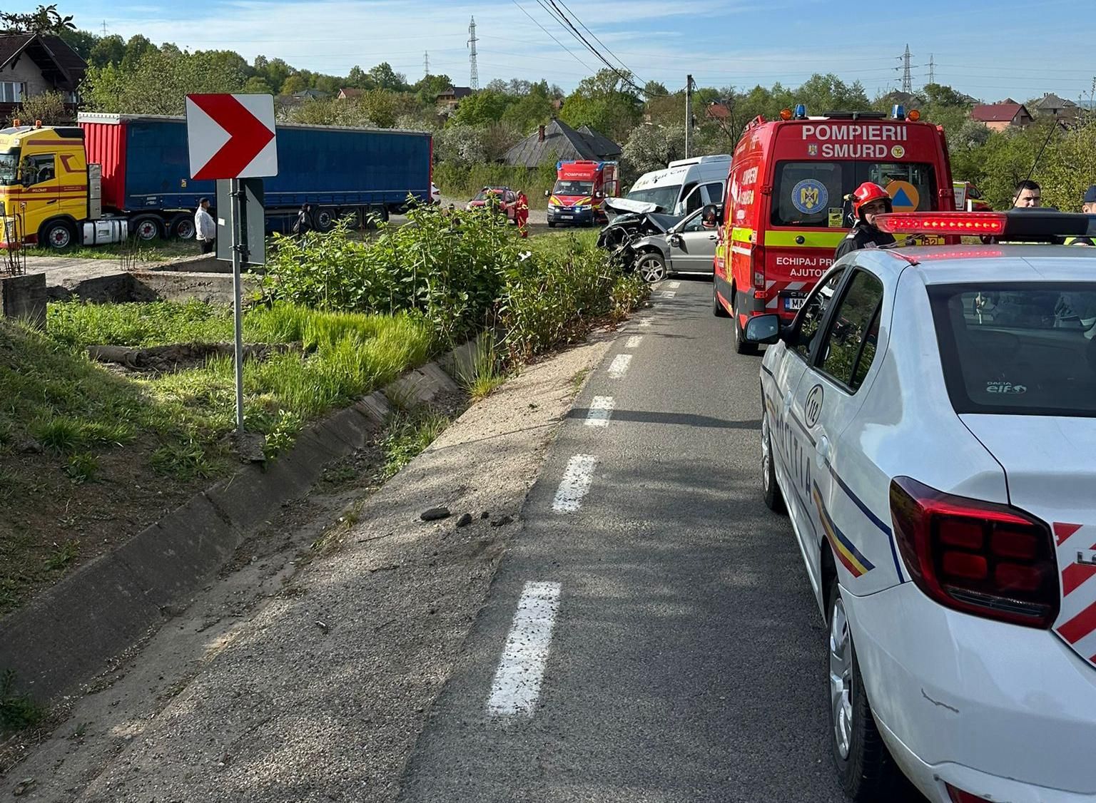 Accident cu 13 răniți între un microbuz și un autoturism, în Maramureș