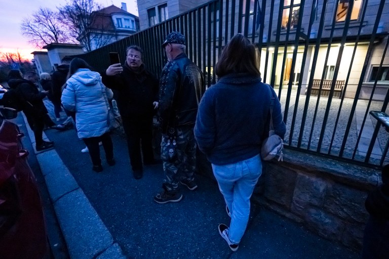 Coadă la Ambasada Ungariei din Praga, la deschiderea urnelor pentru alegerile cruciale în care se decide direcția țării Foto: Profimedia