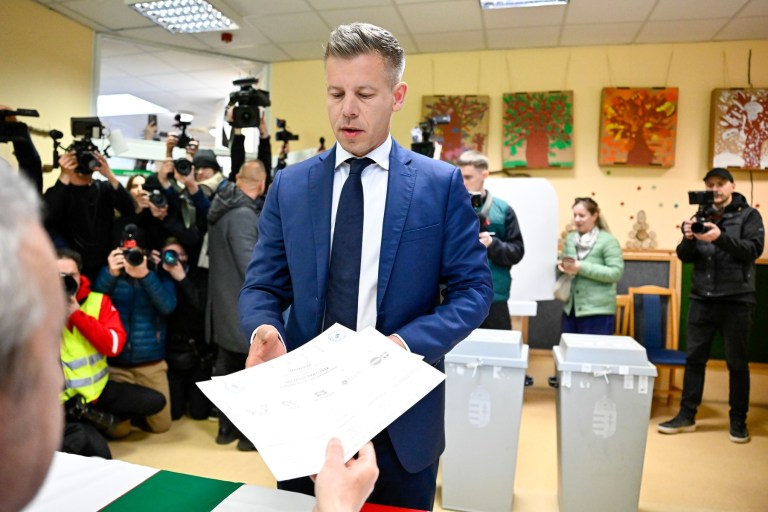 Peter Magyar, omul care încearcă să pună capăt regimului Viktor Orban, a votat la o secție din Budapesta Foto: Profimedia