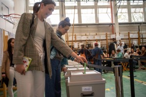 Mai mulți oameni votează la o secție din Budapesta, la alegerile parlamentare din Ungaria Foto: Profimedia