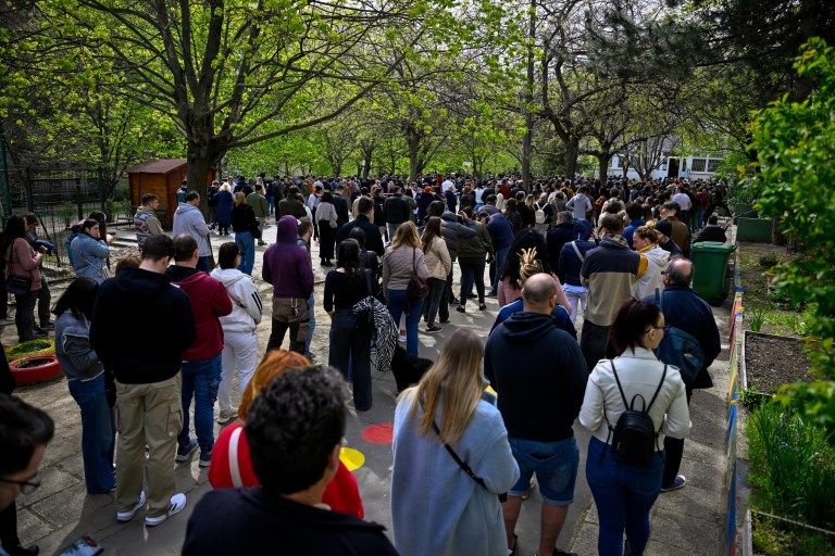 Aglomerație la o secție de votare din Budapesta, la alegerile parlamentare din Ungaria Foto: Profimedia