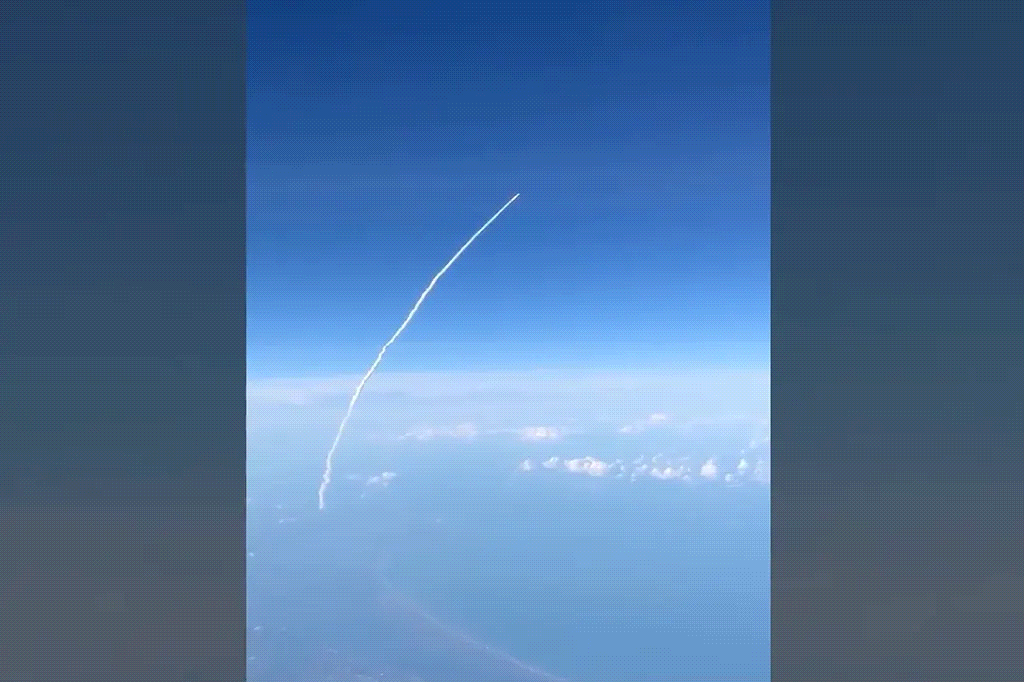 VIDEO Imagini spectaculoase cu misiunea Artemis II, surprinse de pasagerul unui avion / Primele declarații ale astronauților care se îndreaptă către Lună