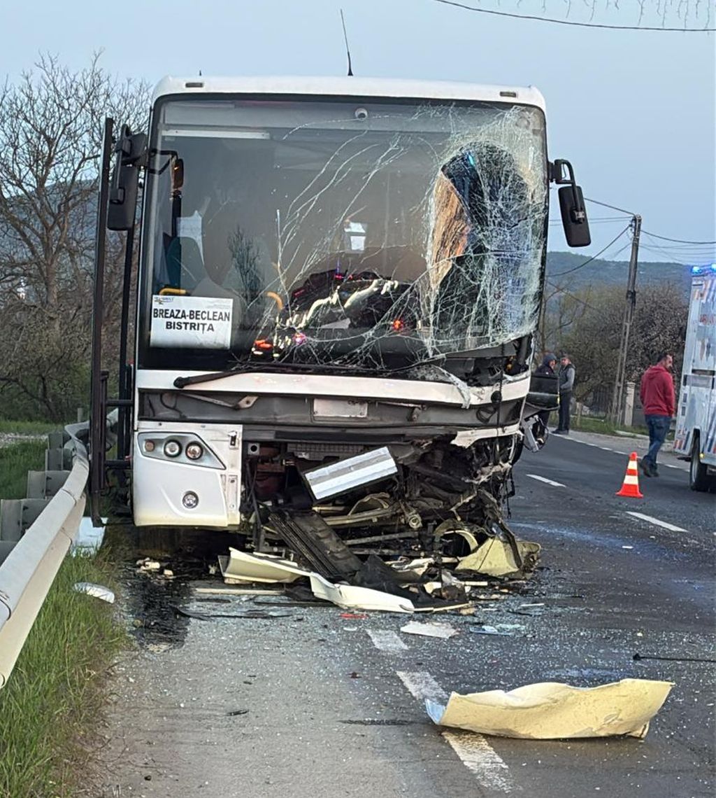 Accident grav între un autobuz şi o maşină, în Bistriţa-Năsăud: Un om a murit, alți doi sunt răniți
