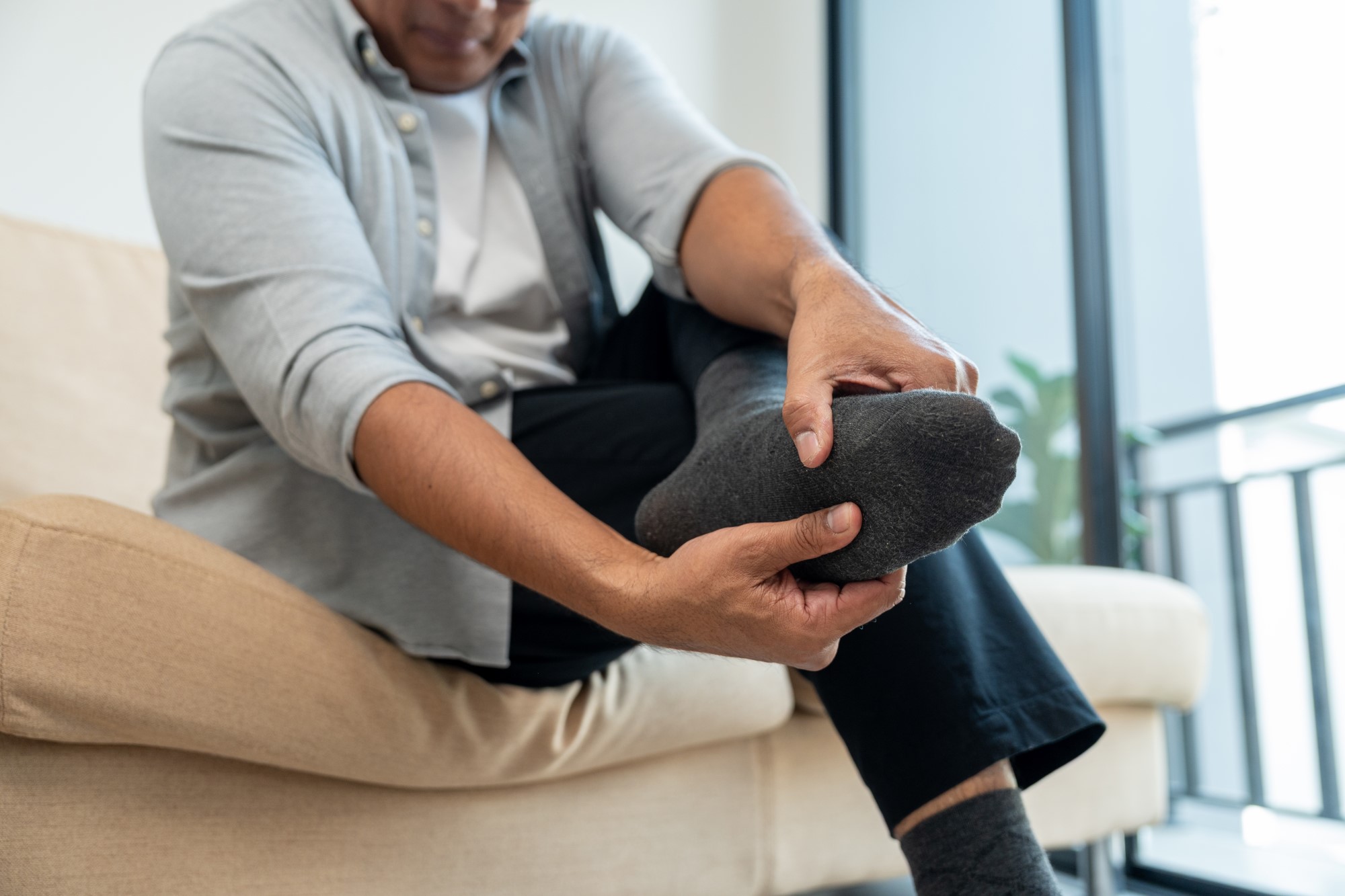 Riscul ignorat al muncii de acasă: durerile de picioare. De ce nu recomandă medicii mersul desculț pe parchet și gresie