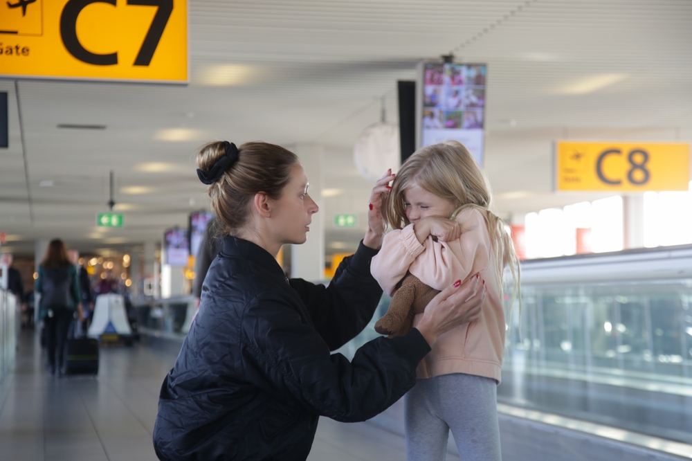 Copil plictisit în aeroport? Greșeala pe care o fac aproape toți părinții (și ce spun psihologii)