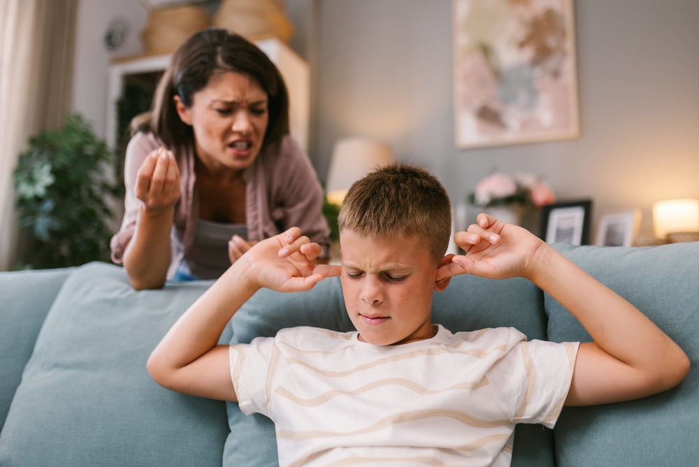 Pentru băieți e mai la îndemână să se retragă în tăcere și să pară că rup orice punte de comunicare cu părinții. FOTO: Shutterstock