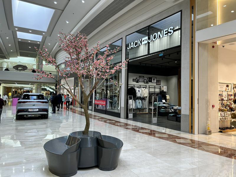 Un mare lanț de haine tocmai a intrat discret pe piața din România cu un magazin propriu