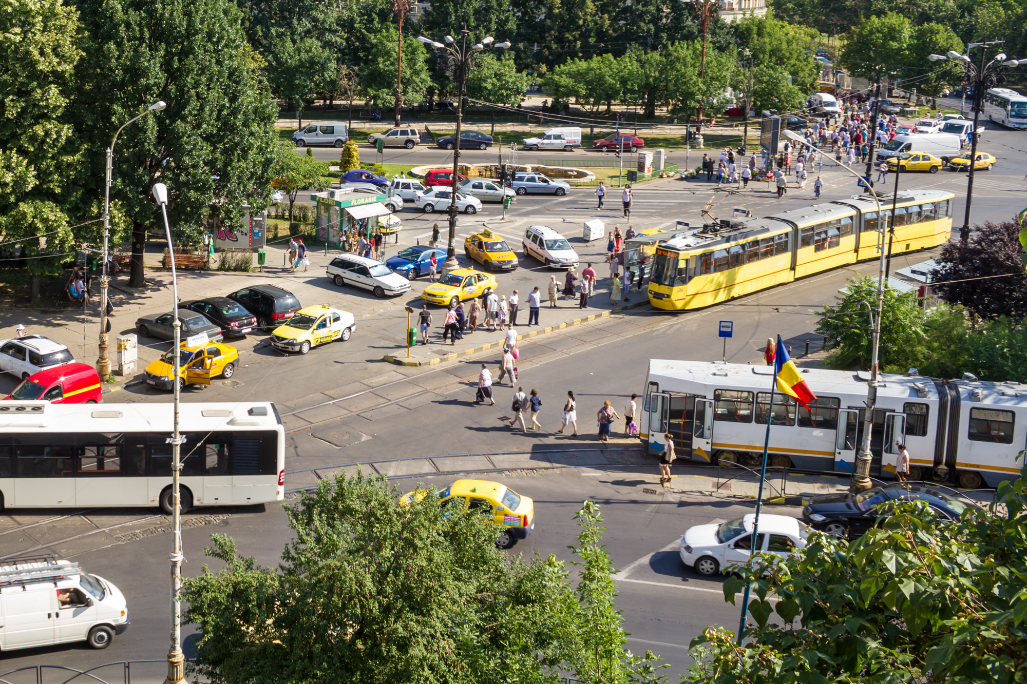 Extinderea tramvaiului în Piața Unirii, consolidarea Pasajului Victoria și înființarea unei rețele de „adăposturi climatice”, aprobate de Consiliul General
