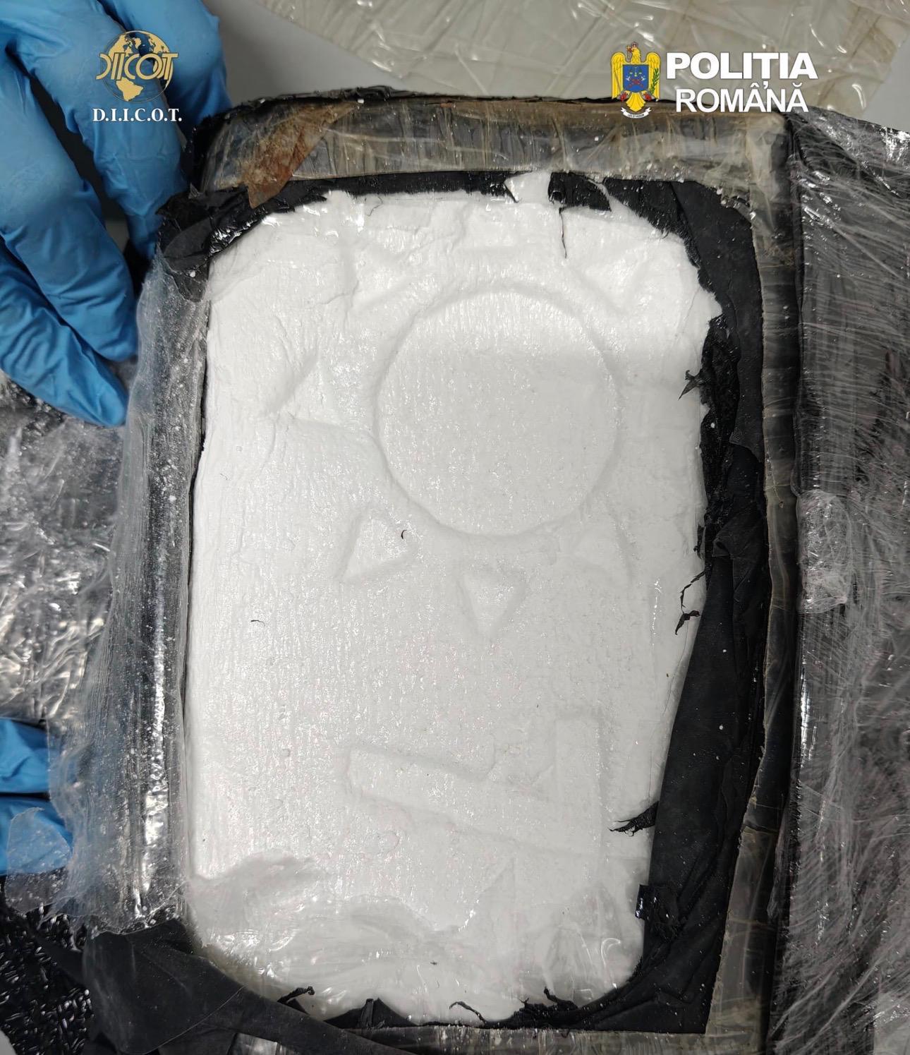 VIDEO Șofer prins cu zeci de kilograme de cocaină, pe o șosea din România. Unde erau ascunse drogurile