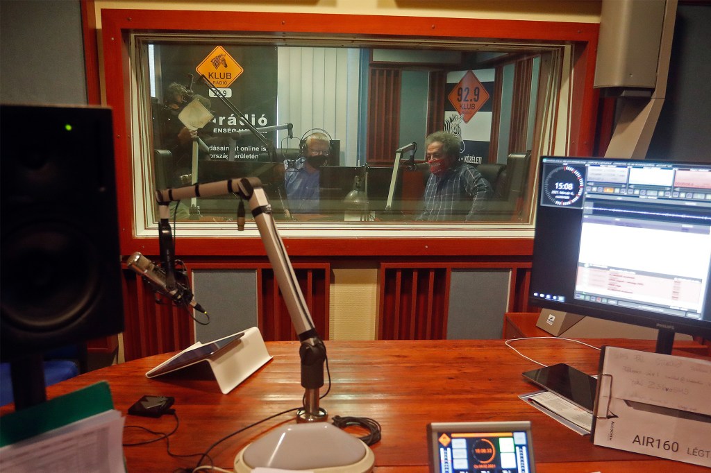 Editorul Mihaly Hardy, în stânga și directorul Klubrádió Andras Arato în studioul radioului, pe 9 februarie 2021, înainte de pierderea licenței. Foto: Laszlo Balogh / AP / Profimedia