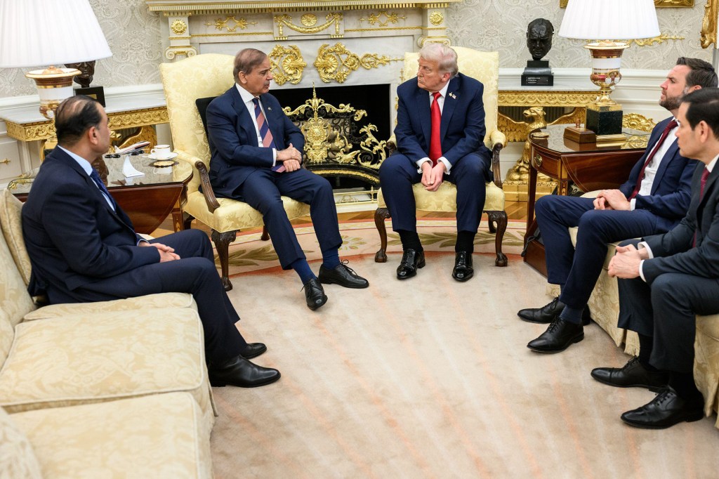 Donald Trump și premierul Pakistan Shehbaz Sharif la Casa Alba, în septembrie 2025, fotografie ilustrativă. Foto: American Photo Archive / Alamy / Profimedia