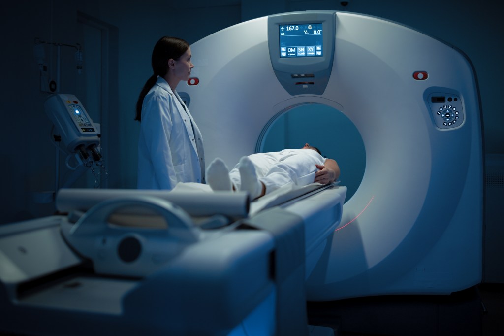 Analize RMN. Fotografie ilustrativă de Gorodenkoff / Shutterstock