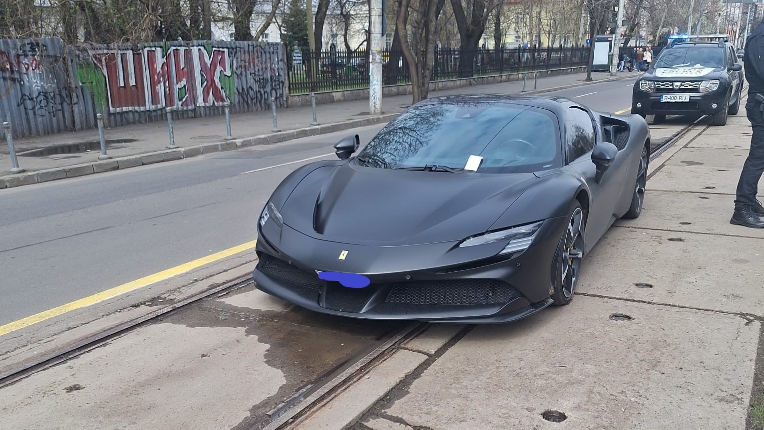 FOTO. Surpriză pentru un posesor de Ferrari în această dimineață în centrul Bucureștiului. „Valorează cât un penthouse în București”