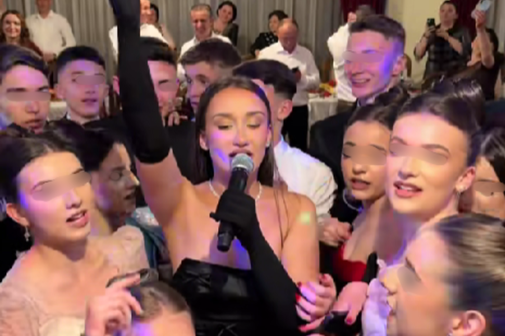 Alexandra Cotruș, cântăreață de manele și muzică de petrecere, a cântat la un banchet pentru clasa a VIII-a la o școală din județul Sibiu. FOTO: social media