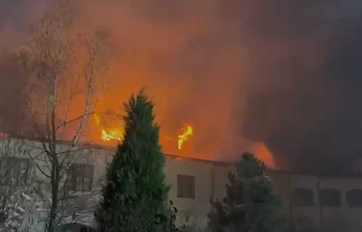 VIDEO Incendiu puternic în ziua de Paște la Mănăstirea Bistrița din Vâlcea