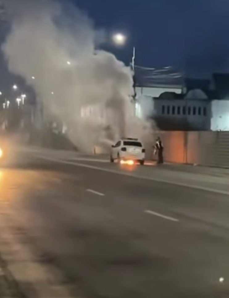 VIDEO Un Logan de Poliție a luat foc în trafic, la Iași. Care a fost cauza incendiului