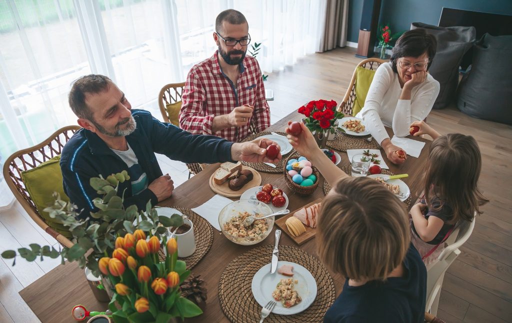ciocnirea ouălor de Paște în familie. Nu toată lumea e fericită