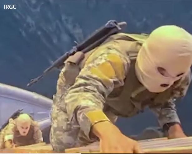 VIDEO Imagini cu momentul în care trupe iraniene mascate și înarmate capturează două nave în Strâmtoarea Ormuz