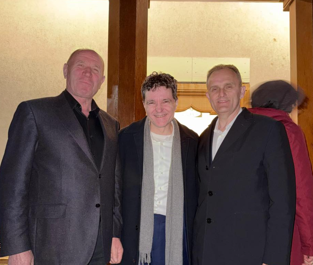 Nicușor Dan s-a fotografiat la mănăstirea Cornu cu edilii locali, ambii membri PSD. „Funcția nu te separă de oameni”