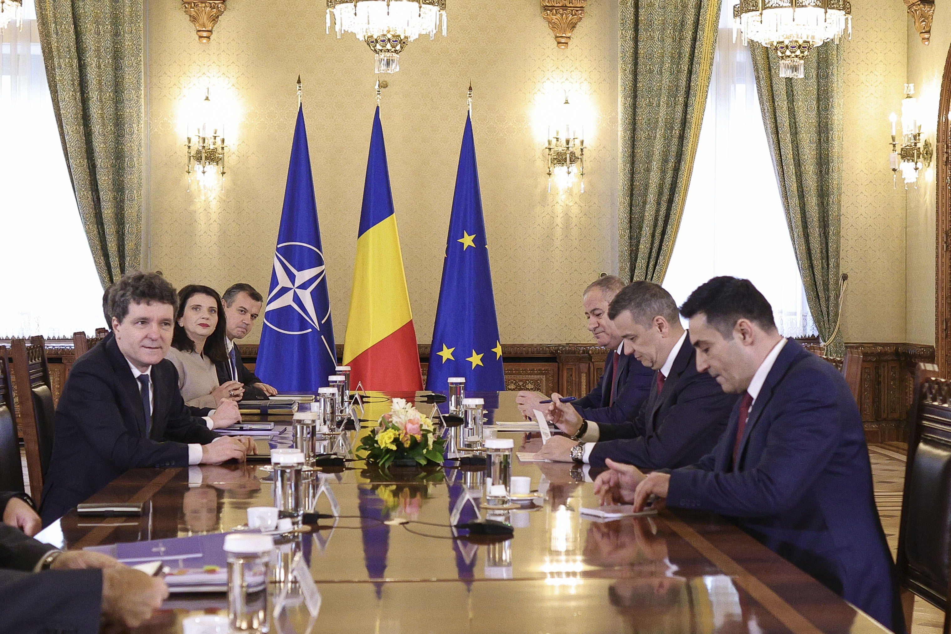 a chemat pe liderii partidelor din coaliție, în plină criză politică