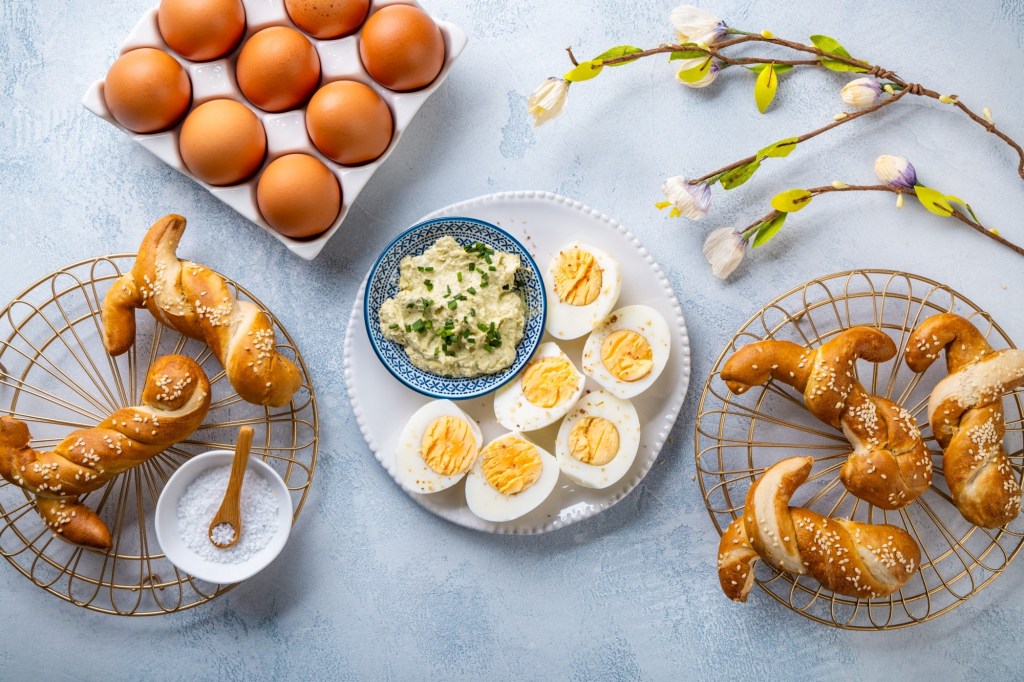 ouă de paște tăiate în jumătăți alături de iepurași din aluat