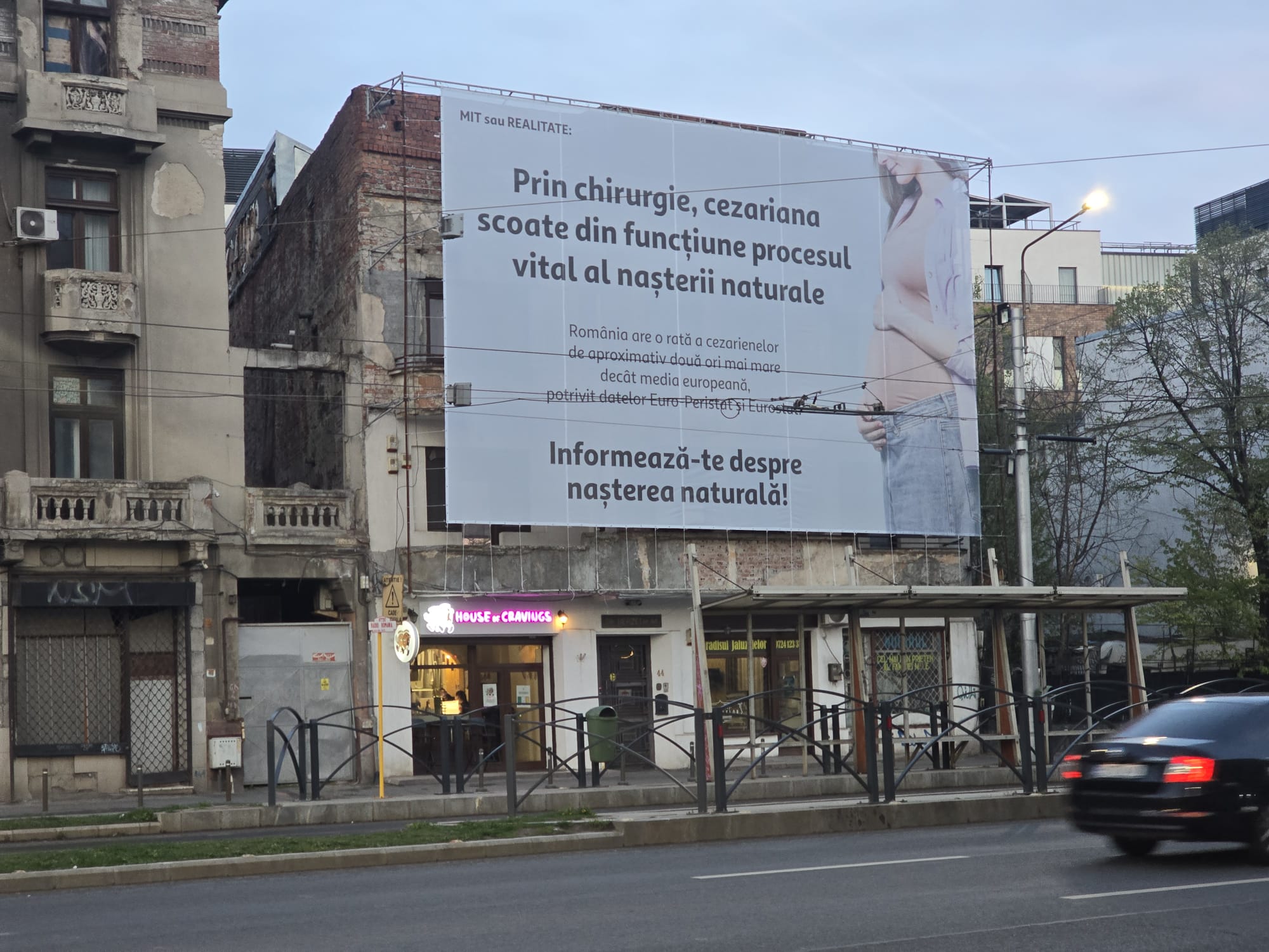 Cine se află în spatele panourilor cu mesaje false anti-cezariană care au apărut în București. Teoriile pe care le promovează