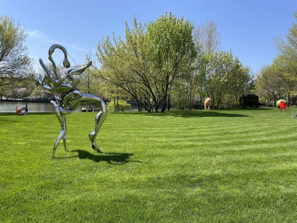 RAD Sculpture Park 2026 – Arta în colaborare cu natura, în grădinile CARO