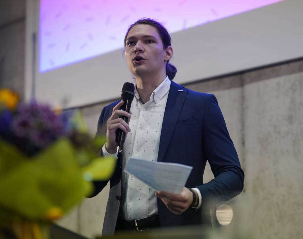 Paul Mocanu a făcut liceul în București, facultatea în Belgia, iar pentru master a mers în Irlanda. Fotografia e făcută la absolvirea facultății. FOTO: Arhiva personală