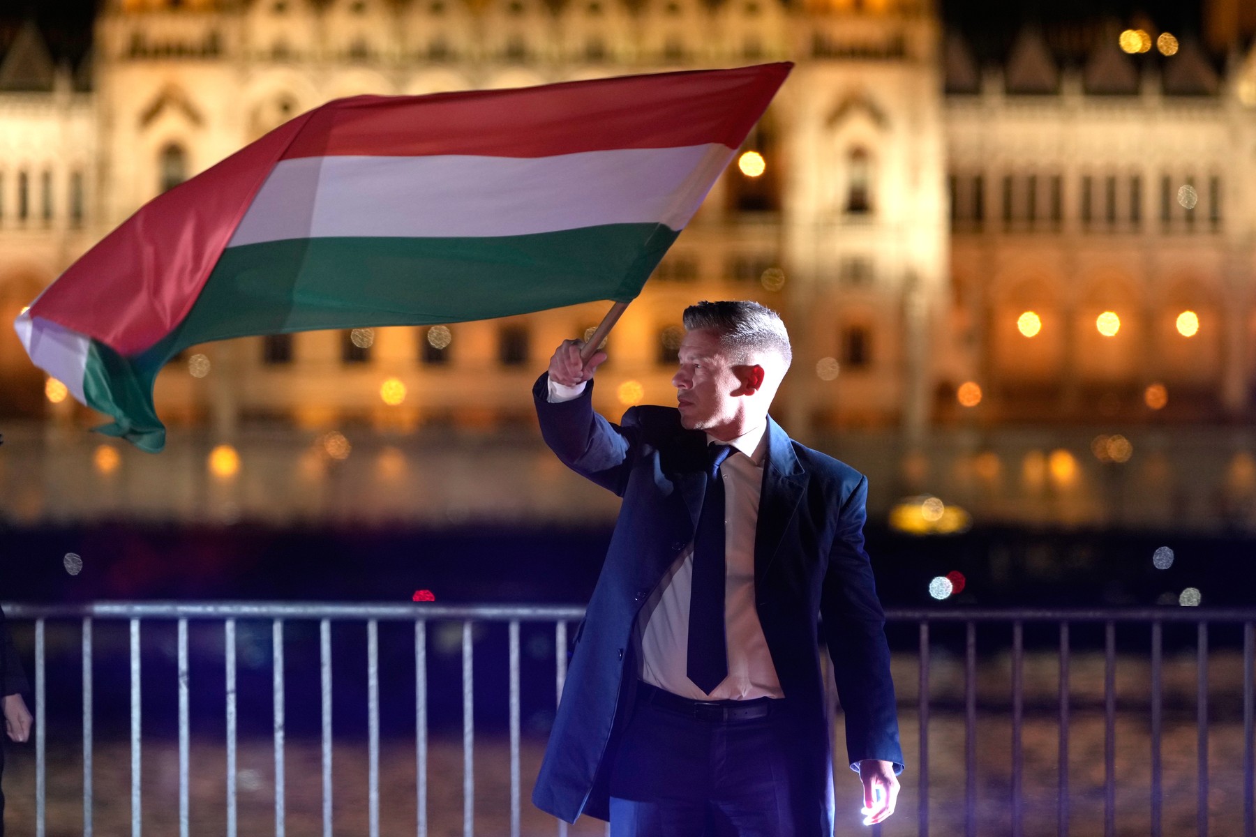 Un rezultat dramatic la Budapesta, cu efecte și la Moscova, Bruxelles și Washington. Ce-l așteaptă pe Péter Magyar în fruntea Ungariei și ce înseamnă înfrângerea lui Viktor Orbán